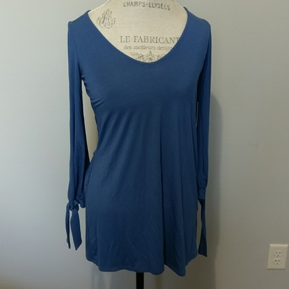 Lulus blouse in blue with arm cutouts - Picture 7 of 7